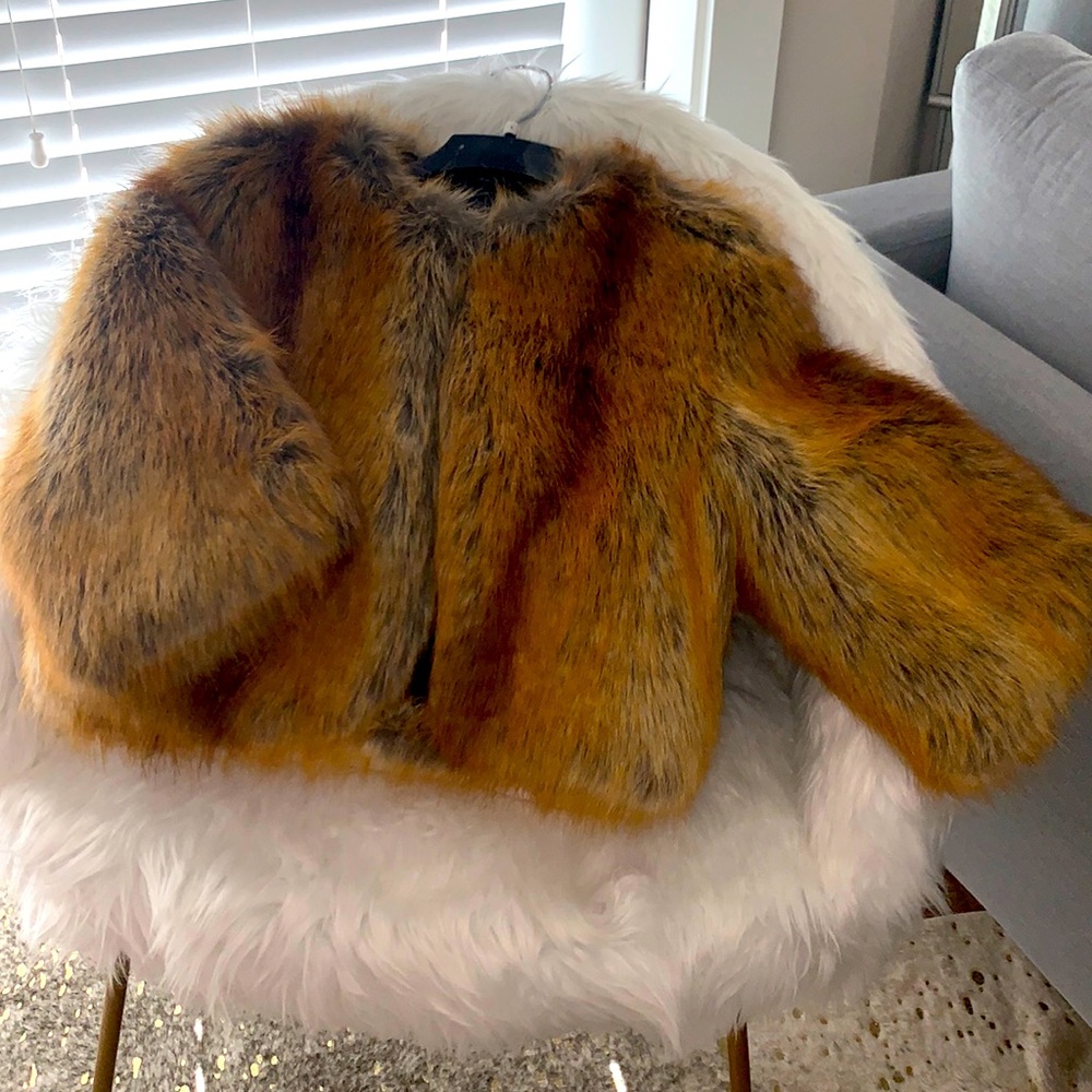 A beautiful red faux fox bolero jacket by the Donna Salyers! Runs a little L.